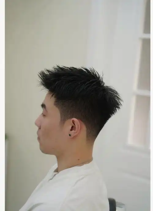 男士立体渐变前刺发型推荐