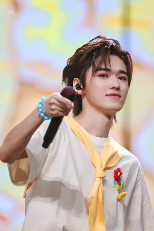 宋亚轩楼外楼演唱会##时代少年团叁重楼暨出道四周年演唱会##时代