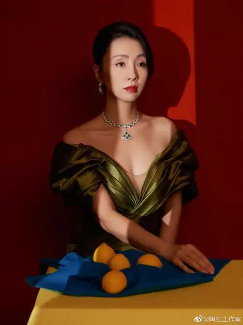 陶虹穿牛油果绿深v礼服涂红唇女人味十足