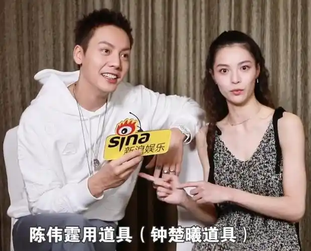 陈伟霆钟楚曦聊新剧《宠爱》,两位聊得很开心,围观者也很感兴趣