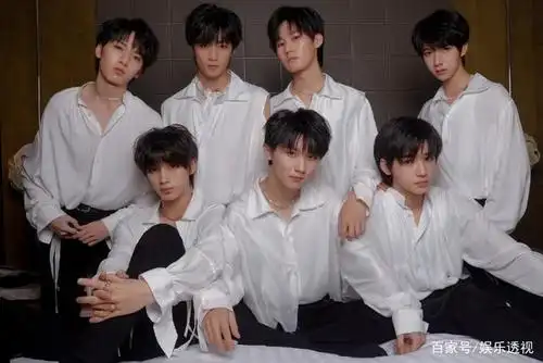 王源时代少年团同框,众人一起比手势,七人中或仅一人有王源微信