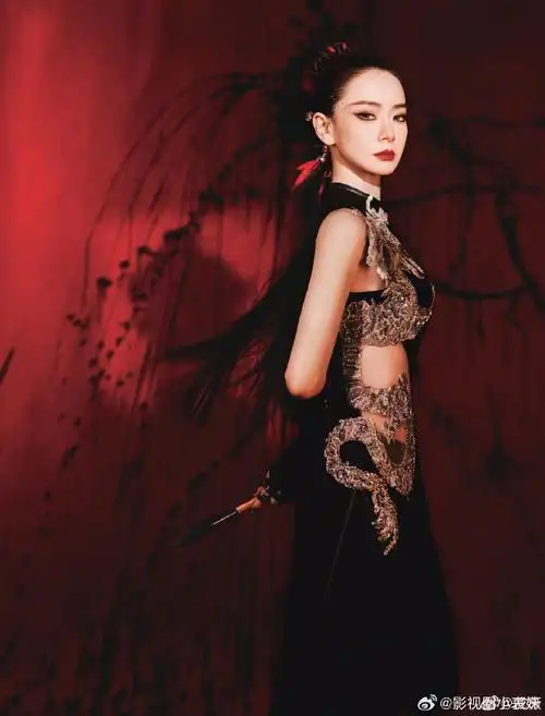 戚薇红与黑美学大片##戚薇龙纹露腰旗袍