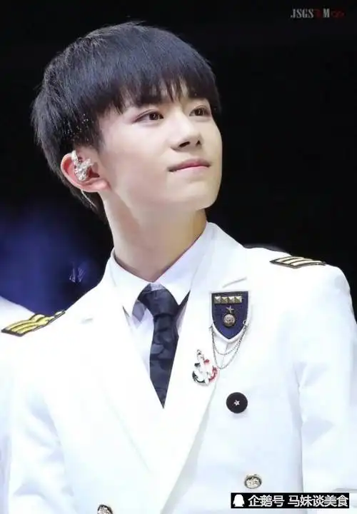 tfboys三小只戴皇冠!粉丝:两个像国王,一个像小王子!_网易订阅