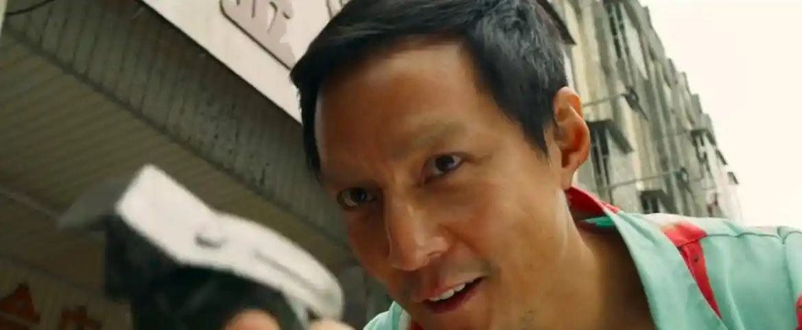 原创除暴片段曝光吴彦祖拿手雷给小孩当玩具胡渣无眉造型亮了