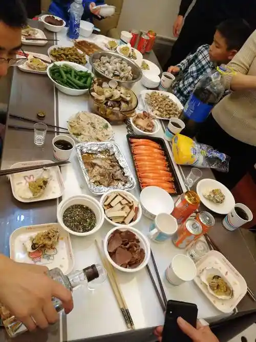 一家人团聚准备吃年夜饭