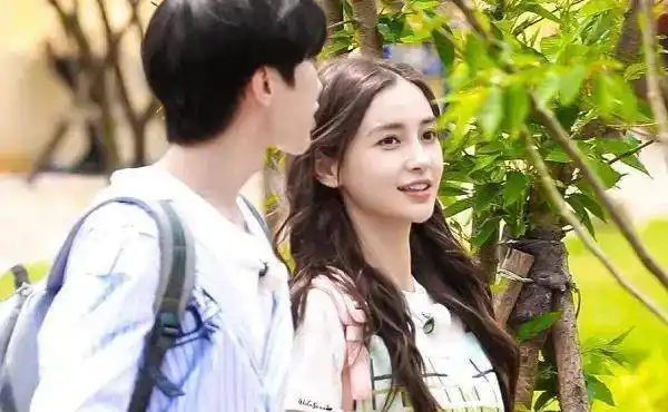 新一季的《跑男》刚开始录制的时候,蔡徐坤给baby提裙子的那个画面