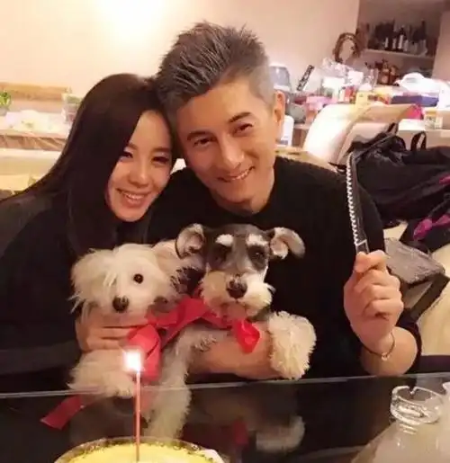 刘诗诗一家三口罕见同框2岁儿子高过爸爸膝盖吴奇隆显幸福肥