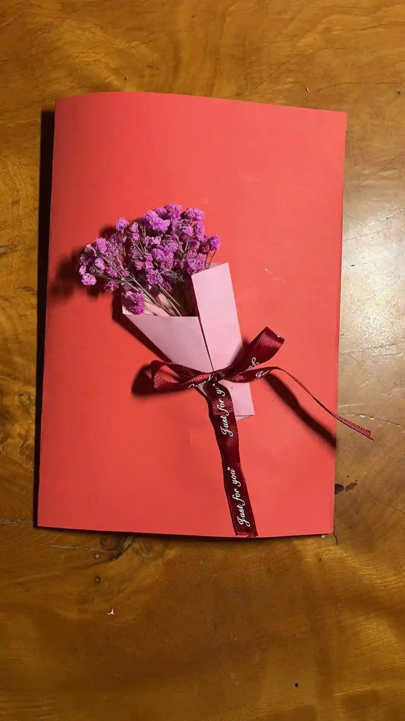 弟弟的作业,大家一起完成… 绿色贺卡是姐姐帮做的封面. 水平 - 抖音