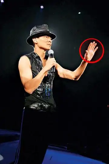 歌手演唱时的特别手势