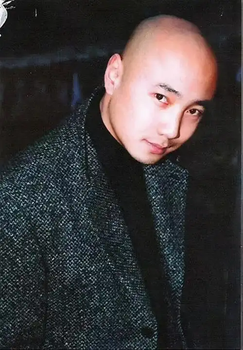 演员:好风凭借力,送我上青云 年轻时的徐峥,曾有一头茂密的浓发,他