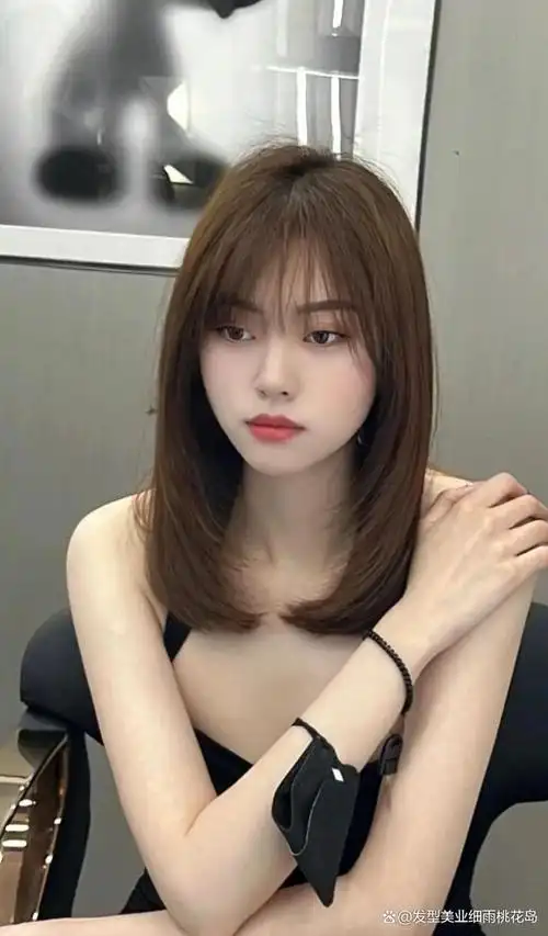 发型衬托出的气质唯美又性感,对于中长发的女生都非常适合这款艳美