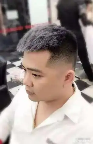 男胖圆脸显瘦的发型两边铲青中间留长精干利落又显瘦圆脸男生适合那种