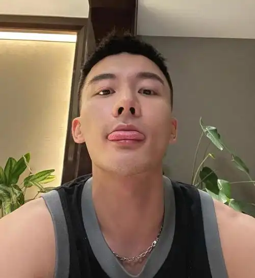 鼻子大,颜值高还喜欢卖萌的体育生有点上头哦