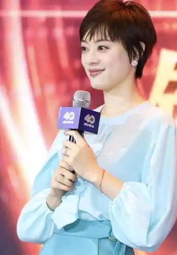 孙俪短发造型真高级,穿灯笼袖衬衫配半身裙亮相,美得清新脱俗!