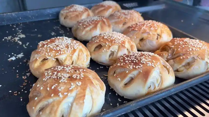 火遍全网的现烤吊炉烧饼工农路艾四妮胡辣汤隔壁也有了#吊炉烧饼