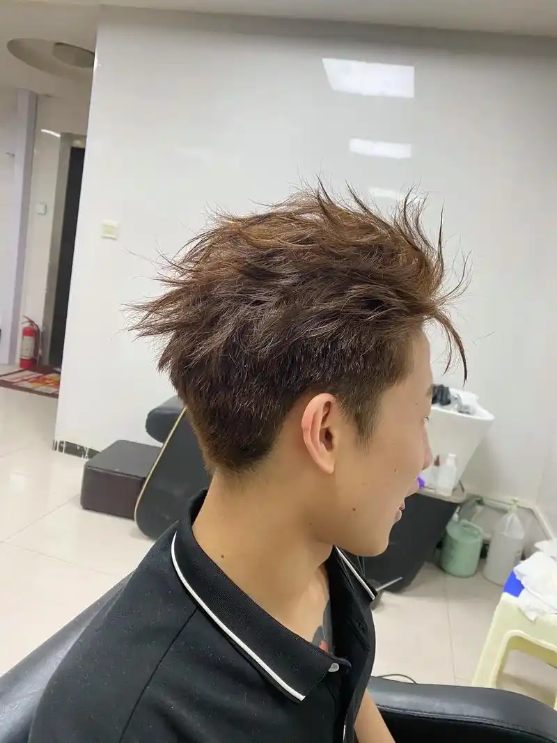 老演员了.龙须大背头属于一次性夹板造型,不是烫的#男士理发馆 - 抖音