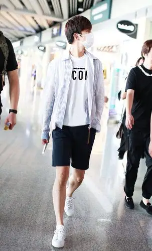 而杨洋下身搭配的是深蓝色清凉短裤,脚蹬白色休闲鞋