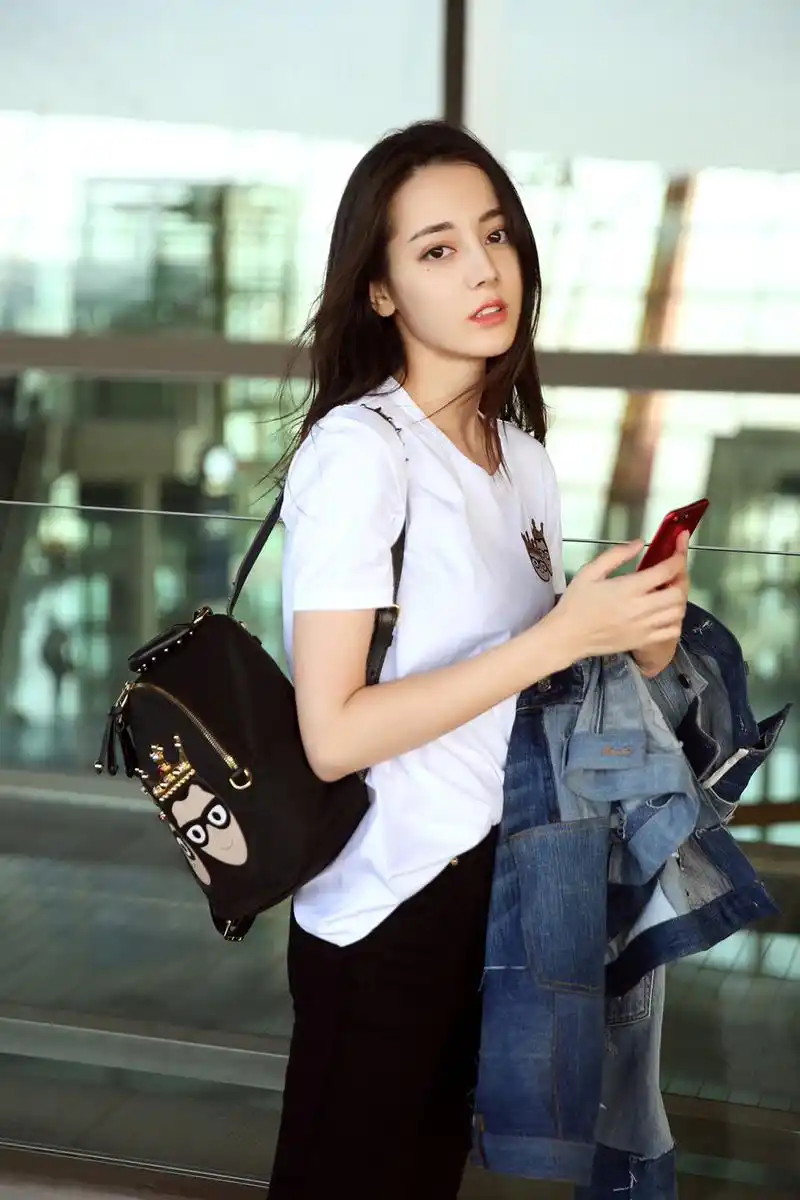 迪丽热巴机场街拍高清图片