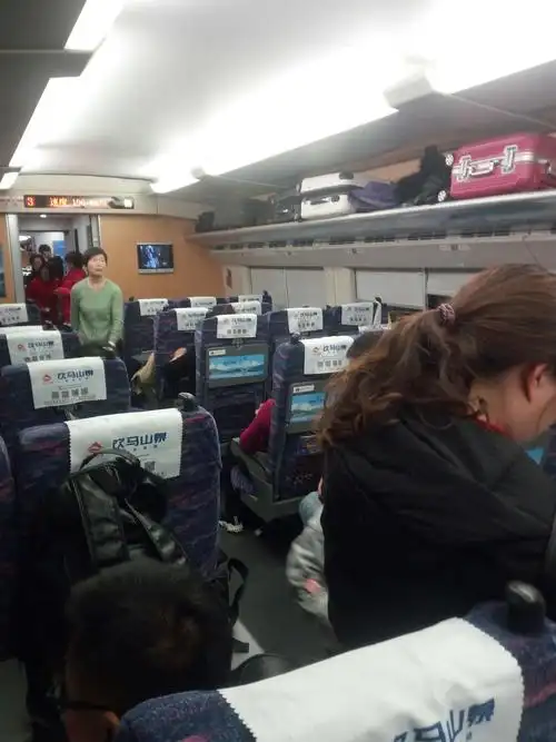 坐10点半从昆明到大理的动车,车上有一些人只能买到站票,看来