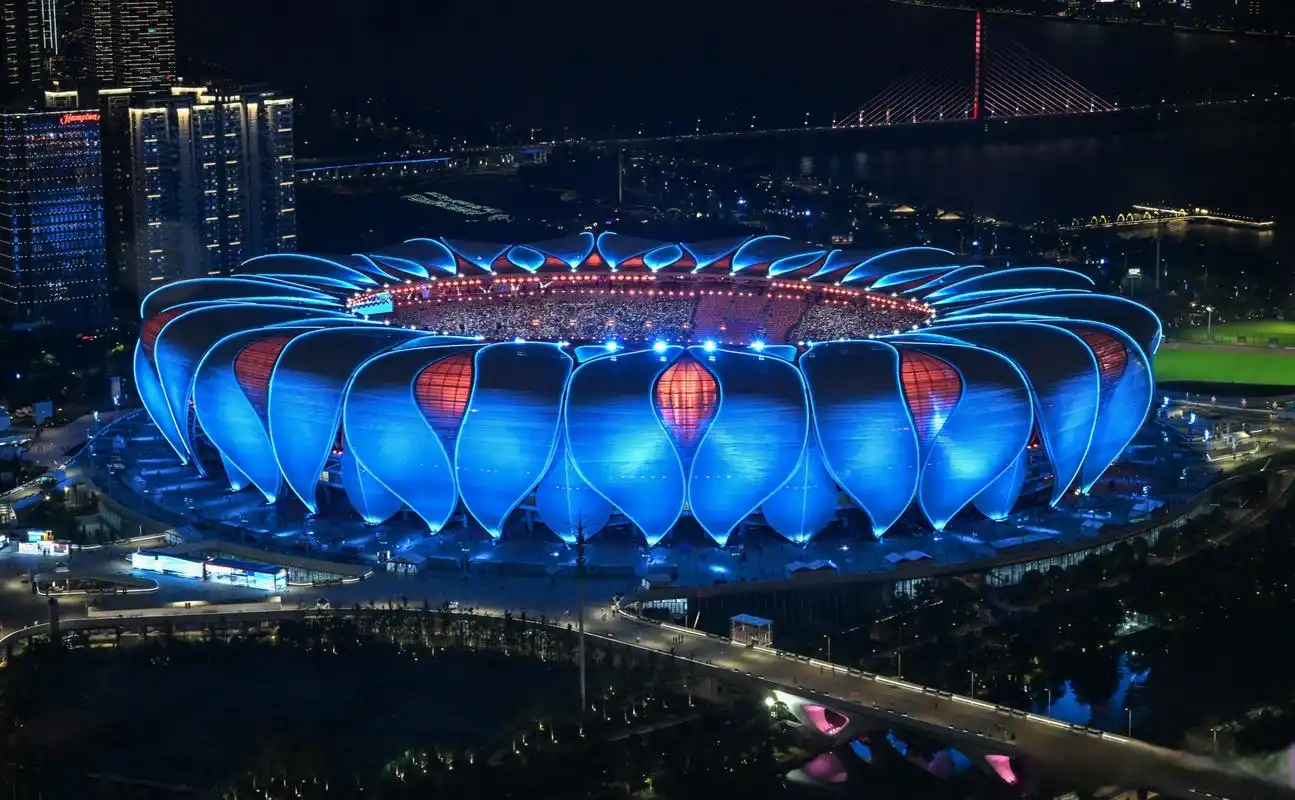 亚运开幕莲花盛开 这是9月23日拍摄的杭州奥体中心体育场外景.