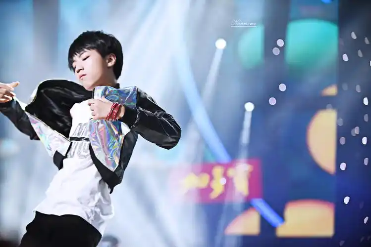 少年,只有十五岁,但是舞台上已初见王者之风,他的名字@tfboys-王俊凯
