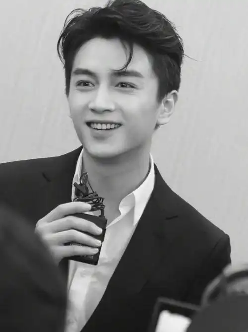 陈晓超话#陈晓#【图集】阳光帅气9699美人痣陈晓  生日倒计时ing