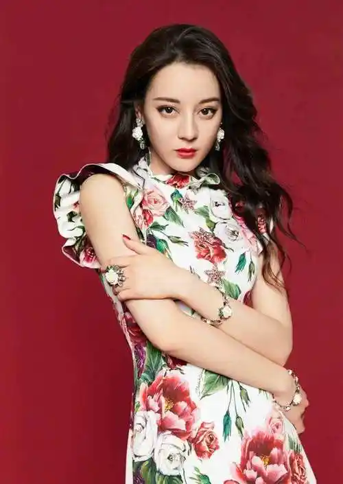 迪丽热巴新晋宅男女神身穿蓝色旗袍s型身材淋漓尽致