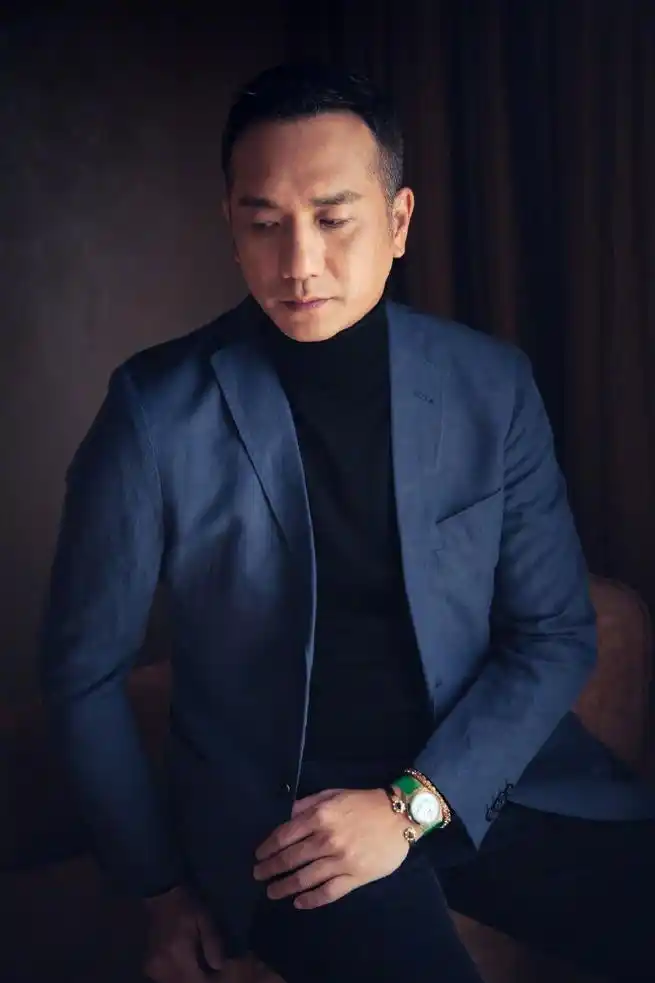 黄觉出席活动一身西装搭配演绎稳重成熟男人气质