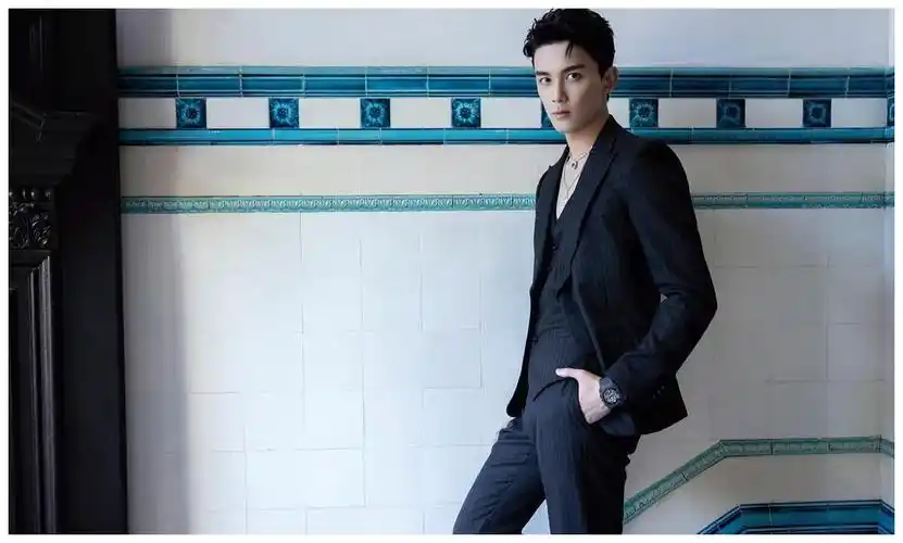 吴磊深v黑西装好惊艳!身材完美上演眼神杀,妥妥的霸道总裁