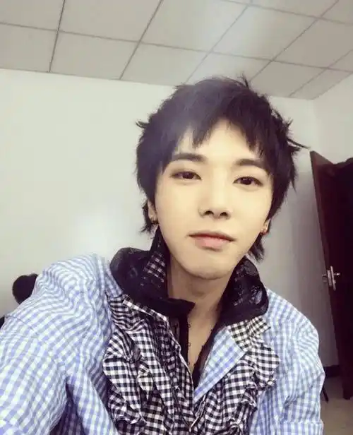 华晨宇出道前的样子你见过吗见过可能都认不出,变化真的太大_花花