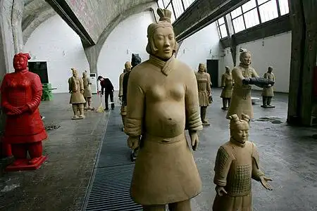 组图:挪威艺术家女兵马俑作品来京展出