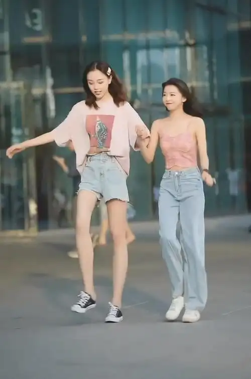 身高差15cm的闺蜜同穿牛仔裤练天鹅跳这次穿长裤的赢了