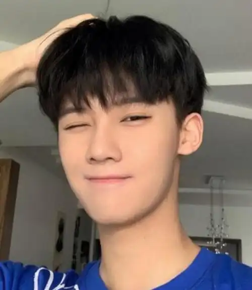 很多学校都将这款发型当做是标准的学生头.