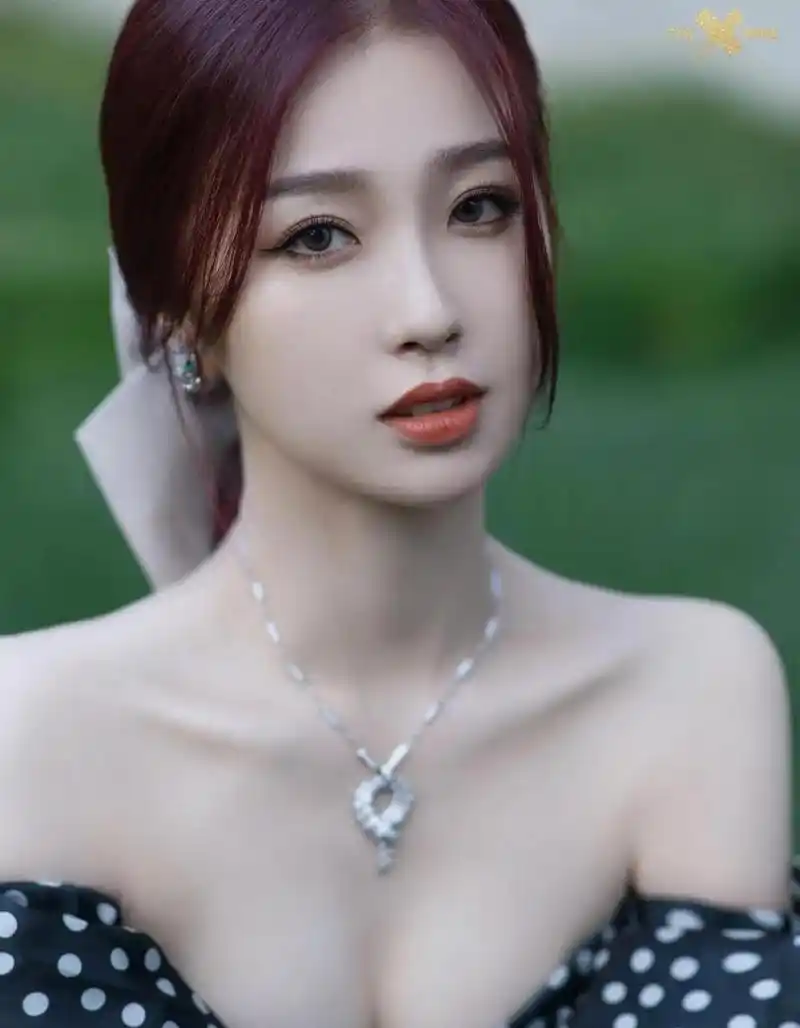 虞书欣真会穿,波点裙大秀"事业线"!