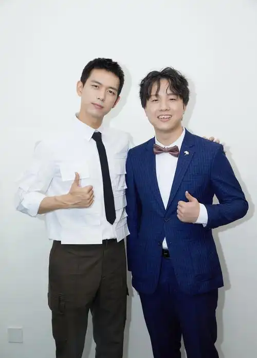 来看hero与韩商言的合照男明星2