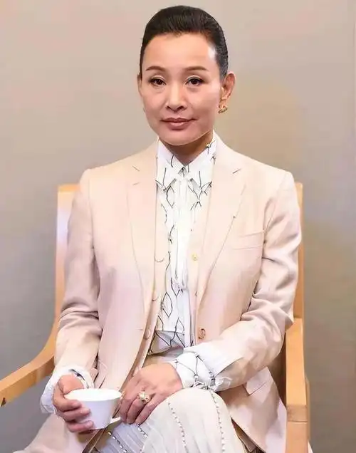 陈冲:被骂脱星,1985年春晚口灾,63岁"抛弃陈"被外国老公宠飞