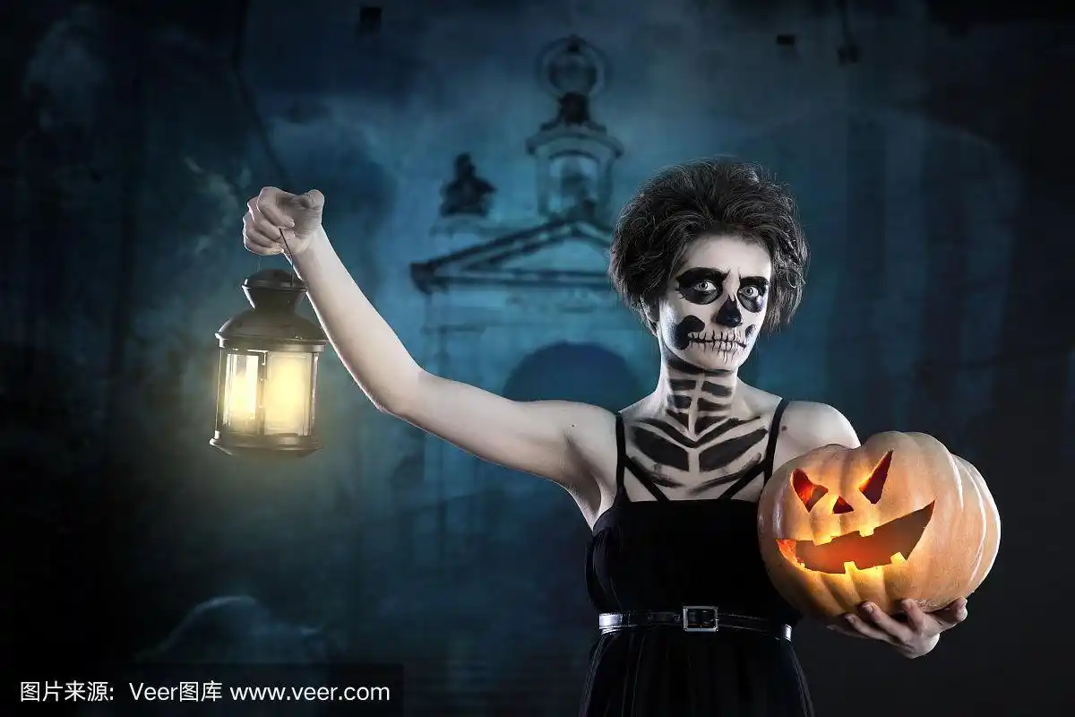万圣节女孩骷髅抱着南瓜,背景是地窖.亡者纪念日.人体彩绘和艺术.