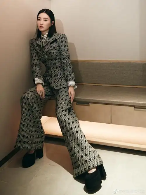 演员@王丽坤 携电视剧《经山历海》受邀出席 百年追寻……__财经头条