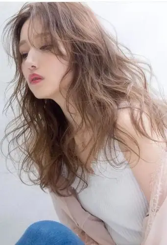 懒人卷头发常人都能驾驭 脱俗玩潮的女生卷烫发型