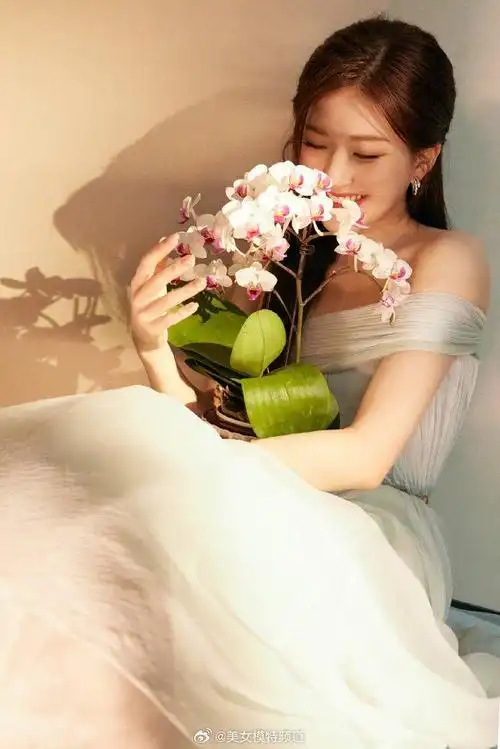 赵露思白裙仙气飘飘 手捧花束笑颜如花美出新高度