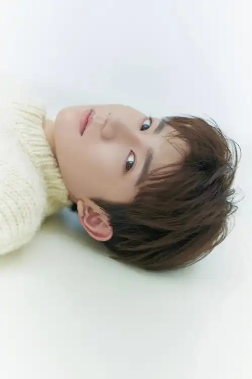 王源超话20岁的这组图一直都存在手机里面 特别喜欢 每次穿毛衣都很