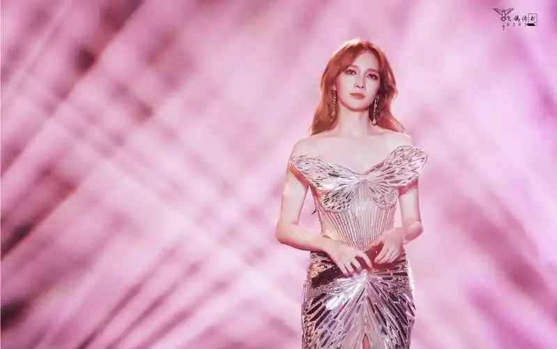 30 孟佳jia演唱会广州场新歌直拍 《illusion》迷幻电子@jia孟佳