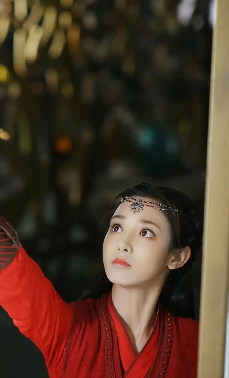 穿着红色古装的彭小苒超级可爱,有着明媚动人的气质,散发着天真少女