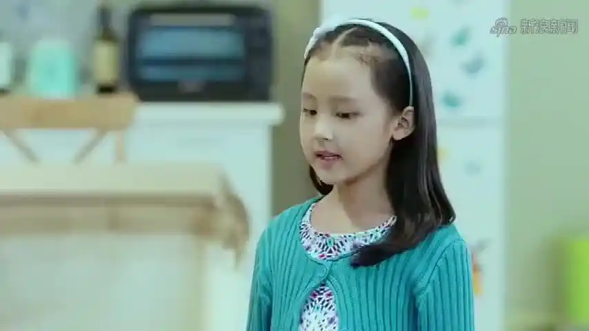 我们的少年时代:果果与陶西做交易,用洋娃娃换陶西的糖,真可爱