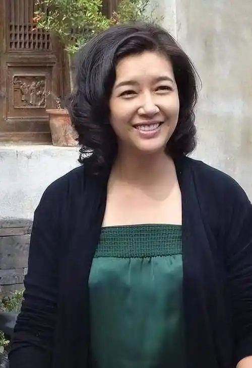 后来,靳东娶了女演员李佳,而她的感情生活也一直没有什么新的起色.