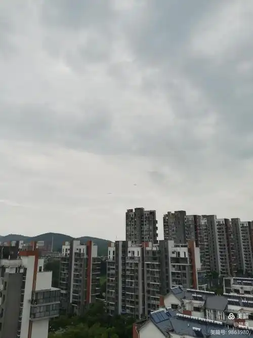 由于楼顶的外墙很高,所以说他看不到,楼外的美丽风景,以前小的时候是