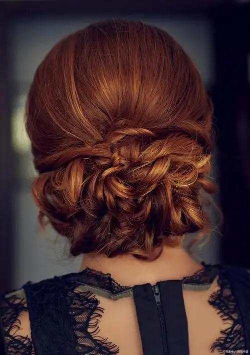 一根皮筋完成的盘发,端庄优雅,简单易学