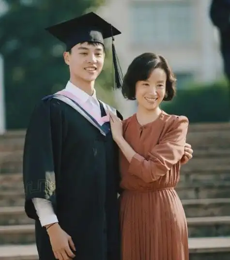 任嘉伦老婆聂欢照片简介一家三口过的很温馨 - 集结号