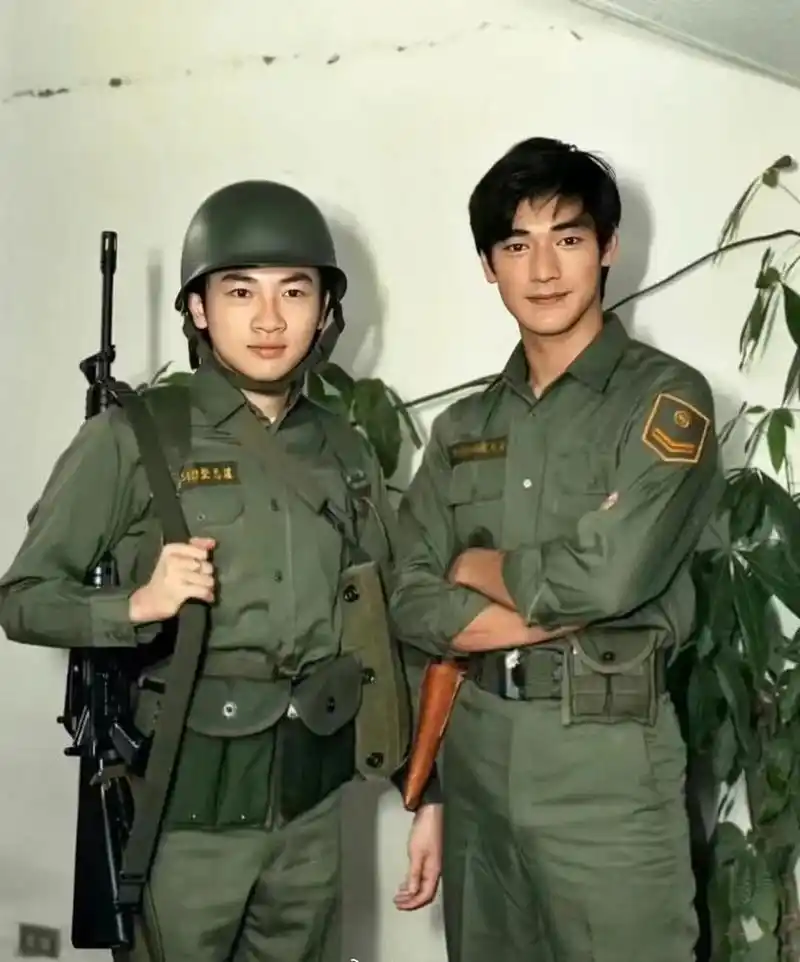 【老照片】1996年,台北.上世纪,穿军装时的苏有朋和金城武.