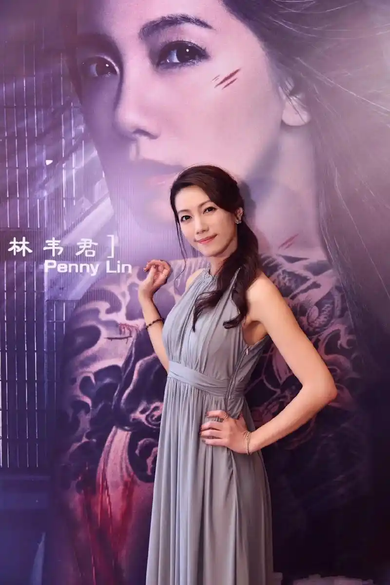 台湾最美面孔林韦君抹胸衬衫配短裤气质又少女美得不像41岁